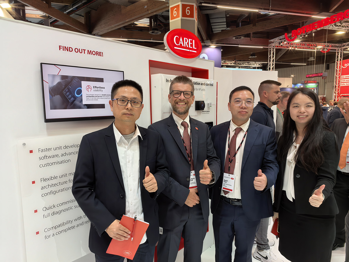 SPRSUN and CAREL team members at the HVAC exhibition, showcasing strategic collaboration between the heat pump manufacturer and smart control supplier. SPRSUN y miembros del equipo CAREL en la exposición HVAC, mostrando la colaboración estratégica entre el fabricante de bombas de calor y el proveedor de control inteligente.