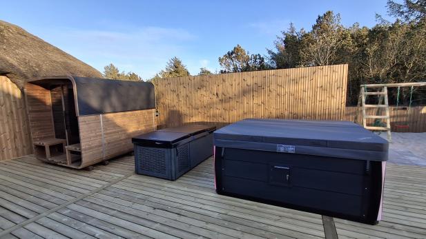 European backyard pool using SPRSUN swimming pool heat pump Piscina de jardín europea que utiliza una bomba de calor para piscina SPRSUN