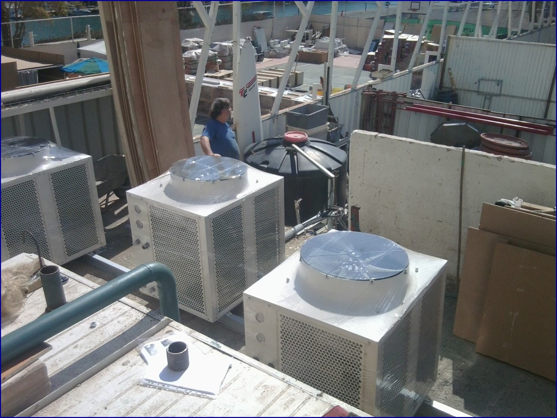 La gente está mirando las unidades comerciales de la bomba de calor de la piscina