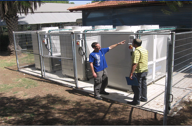 La gente está revisando la bomba de calor comercial de la piscina