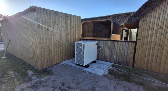 SPRSUN Bomba de calor para piscina Ocean Series instalada junto a una piscina de jard&iacute;n europea 